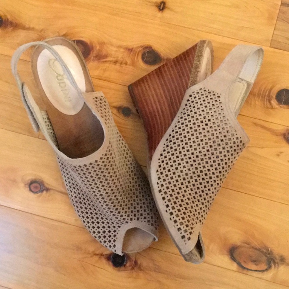 Sudini “Aly” Taupe Sling Back dress Wedge Perforated Suede Sandal Sz 10 NIB - Picture 5 of 15